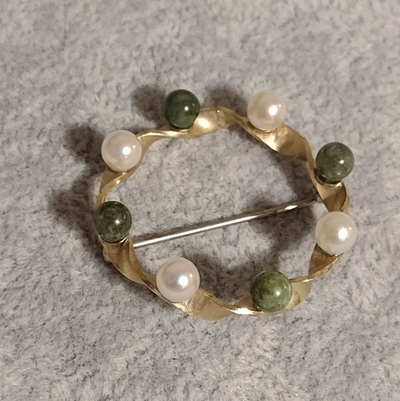 True Vtg. 1940s KREMENTZ 10k Gold Wreath Brooch, Cultured Pearls Green Agate - Picture 8 of 9